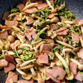 ラフロイグ31年's cooksnap of when they made ベーコンと豆苗としめじの簡単炒め♪.