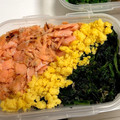 saya:'s cooksnap of when they made ☆鮭と卵とほうれん草の三色丼☆.