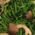 ねみねみ's cooksnap of when they made 豆苗とシメジのささっと炒め.