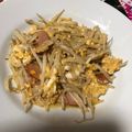 くじらがーる's cooksnap of when they made 節約❗ウインナーもやし炒めの卵丼♪♪♪.