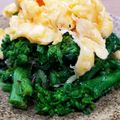 ♡こもれび♡'s cooksnap of when they made 菜の花とふわふわ卵のバター醤油サラダ.
