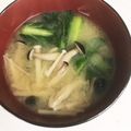 へい♡ゆー♡'s cooksnap of when they made 朝食にも小松菜としめじ えのきのお味噌汁.