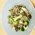ピーナッツ子♪'s cooksnap of when they made 舞茸とブロッコリーの炒め物.