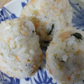 まなpin's cooksnap of when they made 鮭フレークとしらすとわかめの混ぜご飯.