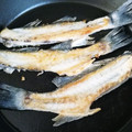 春と水's cooksnap of when they made 捨てるくらいなら揚げて！アジの骨唐揚げ～.