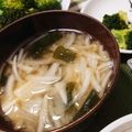 にゃーにゃＭａＭａ's cooksnap of when they made “梅干しのせ”玉ねぎ、ワカメの味噌汁.