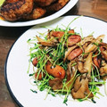 momoco's cooksnap of when they made 舞茸と豆苗とウインナーの中華炒め.