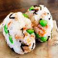 ちゃちゃまる26's cooksnap of when they made 塩昆布と桜えびで枝豆。のおにぎり.
