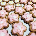 mogumogu5's cooksnap of when they made ありがとうカード桜のアイシングクッキー.