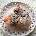 まこさんど's cooksnap of when they made 鮭とごま塩のおにぎり.