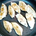 オネアミス's cooksnap of when they made 【めんどいけど】餃子の皮【手作りします】.