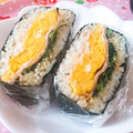 hanemakoo's cooksnap of when they made 炒り卵とほうれん草バター醤油◆おにぎらず.
