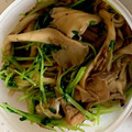 ますchan's cooksnap of when they made 豆苗としめじのニンニクうまうま炒め♪.