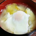☆とらねこトラちゃん's cooksnap of when they made 春キャベツと新じゃがの落とし卵のみそ汁.