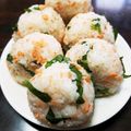 エスペロス's cooksnap of when they made 鮭フレークと大葉のおにぎり.