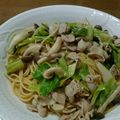 よし33☆'s cooksnap of when they made 簡単キノコとキャベツの和風スパ.