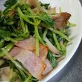 とも☆♪☆♪'s cooksnap of when they made 豆苗と舞茸のにんにくバターベーコン炒め.
