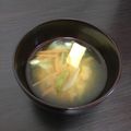 ☆こまっと☆'s cooksnap of when they made お味噌汁に　新玉ねぎ　絹さやえんどう.