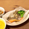 めー♪'s cooksnap of when they made レンジで簡単秋シャケときのこの包み焼き.