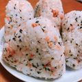 928るびすけ☆☆'s cooksnap of when they made 鮭フレークと大葉のおにぎり.