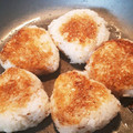 ともかずみみ's cooksnap of when they made 焼き肉のたれで簡単焼きおにぎり.