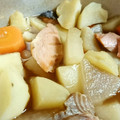 sonomay's cooksnap of when they made 鮭と大根ジャガイモの炊いたん.
