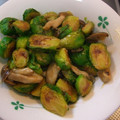 ゆりYO船長's cooksnap of when they made 芽キャベツと舞茸の味噌炒め.