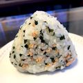 ☆tmy☆'s cooksnap of when they made ✿鮭わかめおにぎり✿.