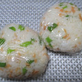 ジョングレ's cooksnap of when they made 鮭フレークとネギのおにぎり.