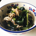 YUKIKI☆'s cooksnap of when they made 白だしで簡単☆小松菜ときのこのわかめ和え.