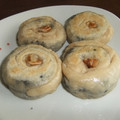 よちりん's cooksnap of when they made くるくる巻いてね♪黒ゴマとチーズのおやき.
