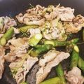 玉葱娘's cooksnap of when they made 豚こま切れ肉とアスパラのガーリック炒め.