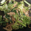 aimi816's cooksnap of when they made ブロッコリーと玉葱の黒胡椒マヨ炒め.