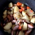 週末は主夫になります's cooksnap of when they made 土鍋で簡単！ウインナーで肉じゃが風鍋.