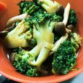 yknaaa's cooksnap of when they made シメジとブロッコリーのオイソ炒め.