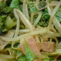ＬＯＶＥりぃ〜ママ's cooksnap of when they made 簡単♪もやしとベーコンとレタス炒め.