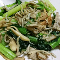 ぽちぼて's cooksnap of when they made 簡単☆小松菜と舞茸の味噌バターじゃこ炒め.