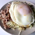 YUKIKI☆'s cooksnap of when they made 余ったチャーシューのタレで目玉焼き丼.