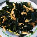 くろっち！'s cooksnap of when they made 塩蔵わかめと油揚げの炒め物.
