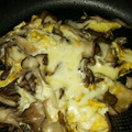 さちぶた♪'s cooksnap of when they made マイタケとチーズの卵とじ.