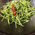 yurietti's cooksnap of when they made 超節約！ヤミツキ豆苗の中華炒め.