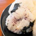 るるおか's cooksnap of when they made 白だしで☆ワカメゆかりおにぎり.