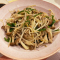 Miporin☆15's cooksnap of when they made シンプル☆もやしとシメジの炒め物.