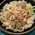 クックBNQ5PD☆'s cooksnap of when they made 赤箱シュウマイとお好みソースの焼きうどん.
