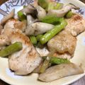 meggg＊'s cooksnap of when they made 簡単♪アスパラと鶏胸肉のガリバタ炒め.