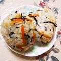 のり子のおかず♪'s cooksnap of when they made おにぎり。ひじき煮で寿司ごはん。.
