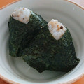 みき☆ハチ's cooksnap of when they made おにぎり、海苔の巻き方.