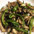 ＊にょにょん＊'s cooksnap of when they made まいたけとピーマンの塩昆布炒め.