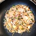 クック63UB4A☆'s cooksnap of when they made 舞茸と豚肉のバターポン酢炒め.