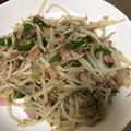 みりん調味料's cooksnap of when they made 舞茸ともやしピーマンベーコン炒め.